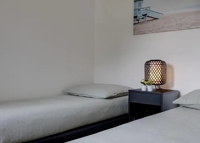 Chalet By Pond In Eindhoven *