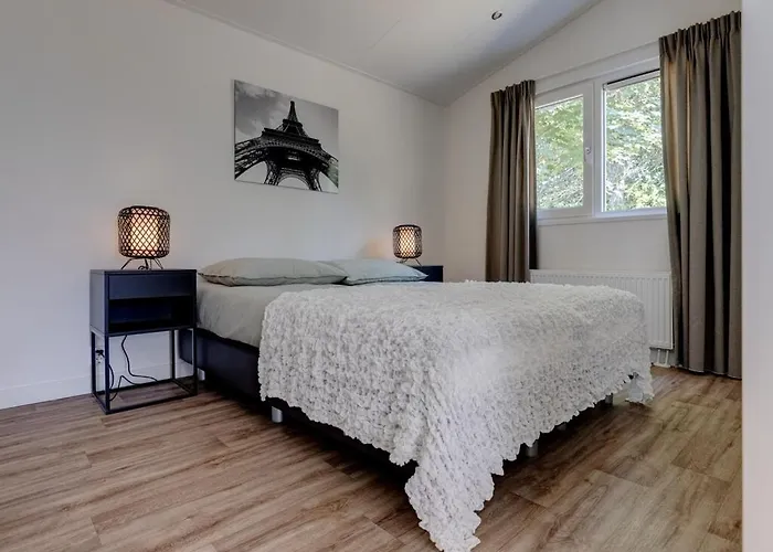 By Pond In Eindhoven Chalet *