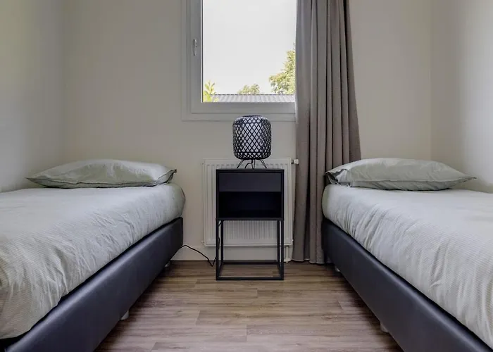 Chalet By Pond In Eindhoven *