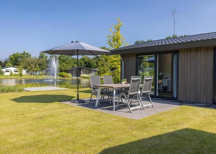 Chalet By Pond In Eindhoven *