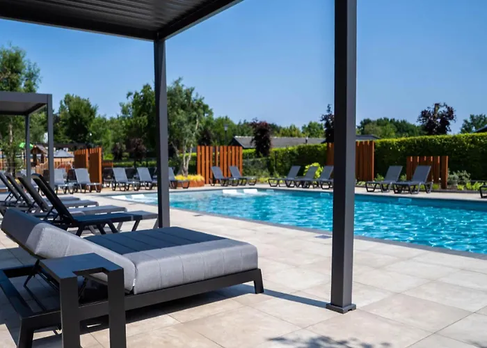 Chalet By Pond In Eindhoven *