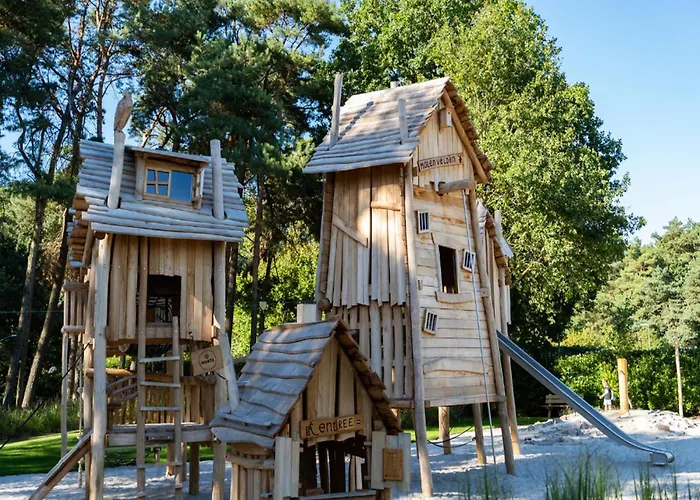 Chalet By Pond In Eindhoven *